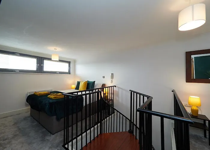 Emerald Suite - Two Story Duplex Apartment - Balcony - Contractors - Family - City Centre - Broadway Plaza - Five Ways - Sleeps 6