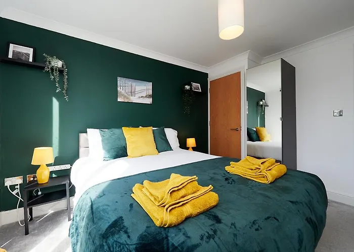 Emerald Suite - Two Story Duplex Apartment - Balcony - Contractors - Family - City Centre - Broadway Plaza - Five Ways - Sleeps 6