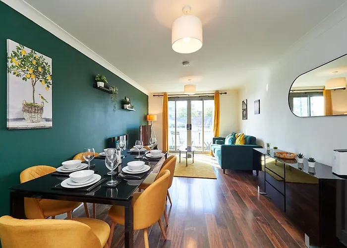 Emerald Suite - Two Story Duplex Apartment - Balcony - Contractors - Family - City Centre - Broadway Plaza - Five Ways - Sleeps 6